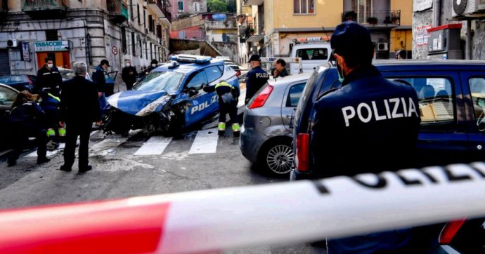 Napoli, agente di polizia morto nel tentativo di bloccare rapinatori in fuga: travolta la volante. Due arresti per omicidio volontario e 2 fermi