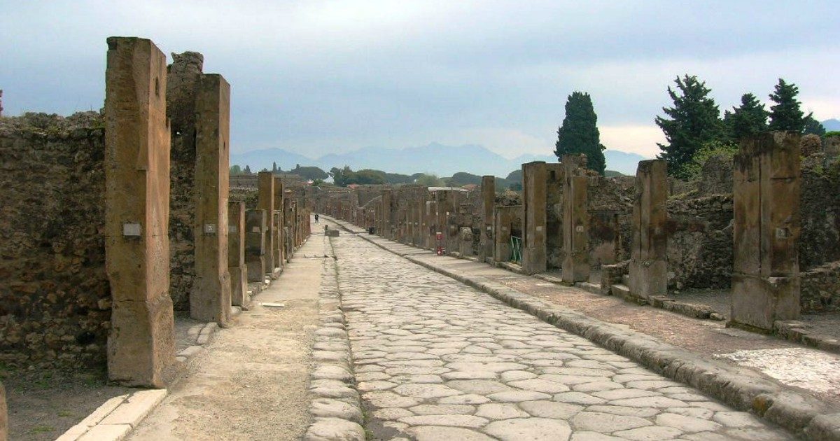 “La maledizione di Pompei”, turista restituisce i reperti rubati: “Portano sfortuna, ecco cosa mi è successo”