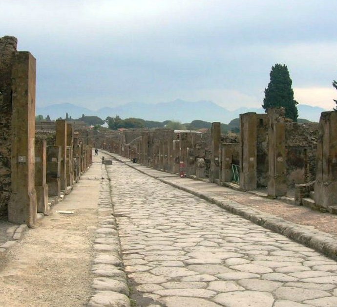 “La maledizione di Pompei”, turista restituisce i reperti rubati: “Portano sfortuna, ecco cosa mi è successo”