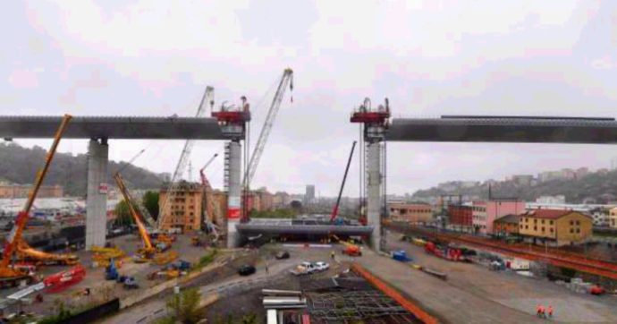 Genova, incidente nel cantiere del nuovo Ponte Morandi: gru trancia un cavo dell’alta tensione, boato e un black out temporaneo