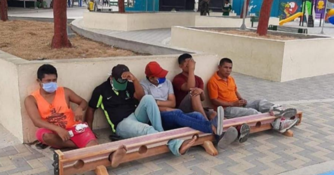 Coronavirus, seduti per terra e legati a una trave di legno sotto il sole: alla gogna in Colombia chi non rispetta la quarantena
