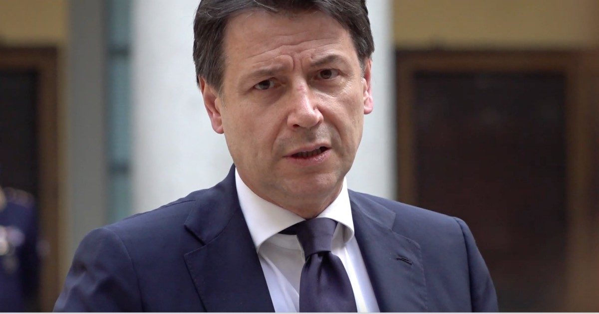 Coronavirus, Conte in Lombardia: “Non ci sono condizioni per ritorno alla normalità. Il governo non cerca consenso, vuol fare le cose giuste”