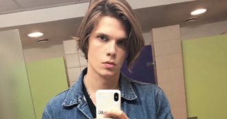 Copertina di Alessandro Egger, da ‘bambino Kinder’ a drag queen: i suoi video dove si trasforma in Alexandra fanno migliaia di views