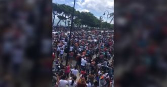 Coronavirus, in Repubblica Dominicana la processione per “far sparire il Covid”: in migliaia in piazza senza distanziamento. Le immagini
