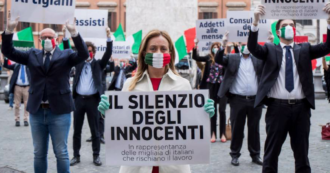 Copertina di Coronavirus, Fratelli d’Italia protesta davanti a Palazzo Chigi. Flash mob “distanziato” con mascherine tricolore