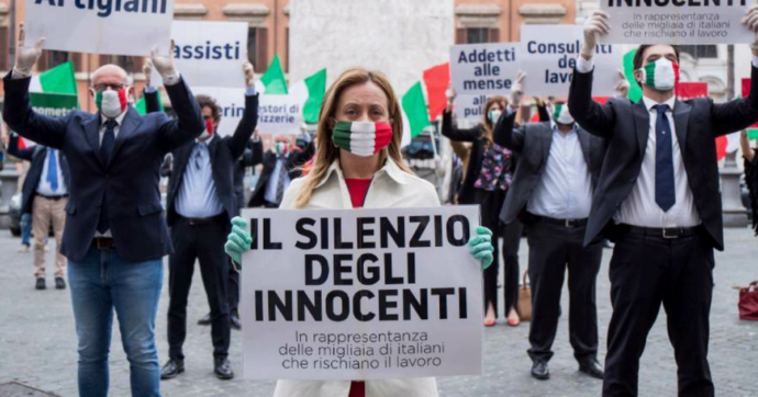 Coronavirus, Fratelli d’Italia protesta davanti a Palazzo Chigi. Flash mob “distanziato” con mascherine tricolore