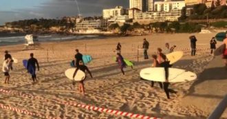 Copertina di Coronavirus, riapre Bondi Beach in Australia: la corsa dei surfisti verso le onde. Le immagini