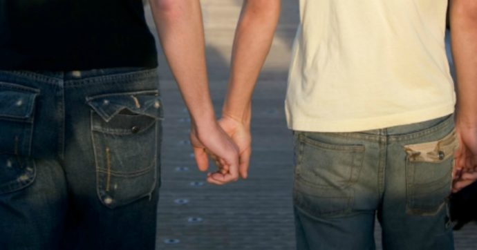 Aggressione omofoba a Torino, ragazzo di 23 anni pestato da 5 persone. Appendino: “Legge Zan sia approvata senza ulteriori ritardi”