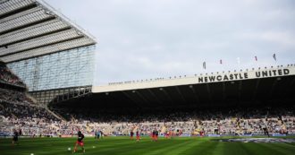 Copertina di Newcastle al fondo pubblico dell’Arabia Saudita per 150 milioni. Amnesty denuncia: “Usano lo sport per ripulire la loro immagine”