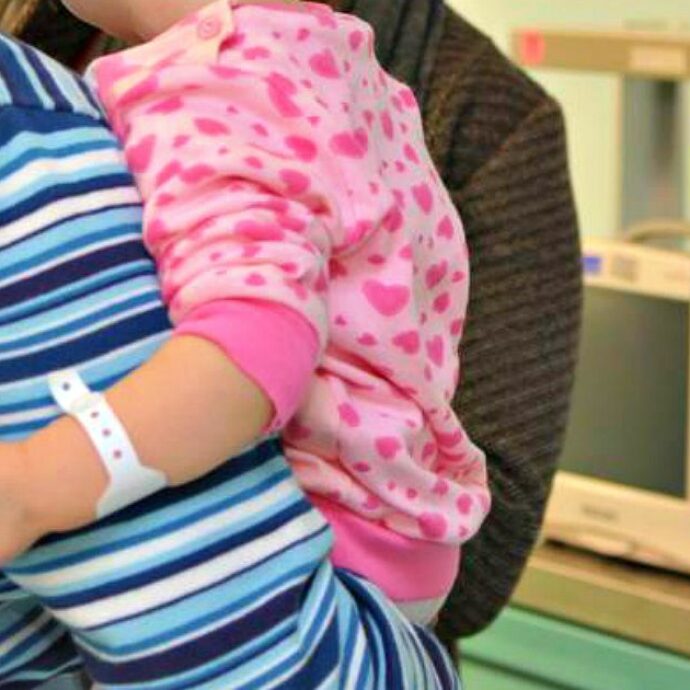 “Mia figlia ha morso una capsula della lavatrice, il liquido è esploso e ha perso la vista. E’ successo tutto in una frazione di secondo”: lo sfogo di Jodi de Groot