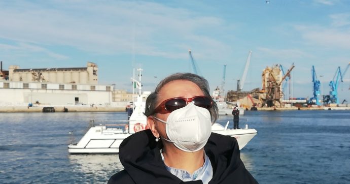Coronavirus, la nave Costa Magica arriva nel porto di Ancona tra le polemiche. La sindaca: “Accoglierla è un dovere, operazioni sicure”
