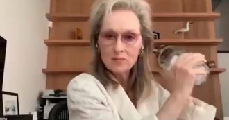 Copertina di Meryl Streep in accappatoio si prepara un drink e brinda su Zoom ai 90 anni di Stephen Sondheim: il video diventa virale