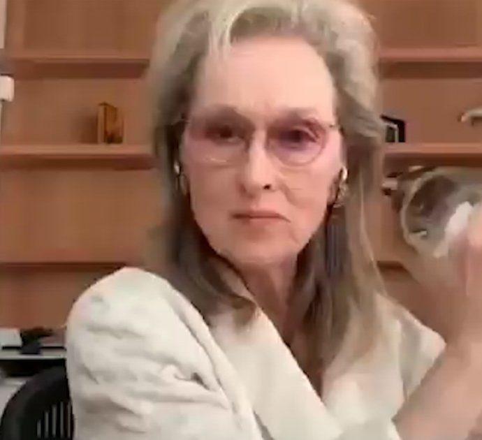 Meryl Streep in accappatoio si prepara un drink e brinda su Zoom ai 90 anni di Stephen Sondheim: il video diventa virale