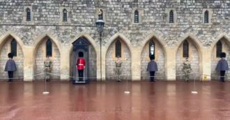 Copertina di Coronavirus, dalle guardie del castello di Windsor a Jeremy Corbyn: in Gran Bretagna un minuto di silenzio per gli operatori sanitari morti