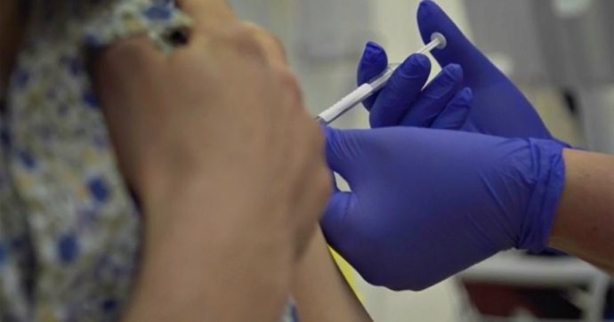 Coronavirus, il vaccino italiano sperimentato a Oxford verso i test su 6000 volontari. Se fosse efficace potrebbe essere pronto a settembre