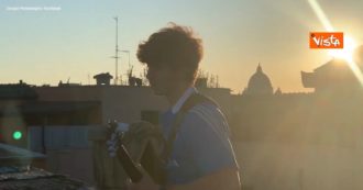 Copertina di Suona “Sally” sui tetti di piazza Navona con la chitarra elettrica. E arrivano i complimenti di Vasco Rossi: “Molto suggestiva, bravo”