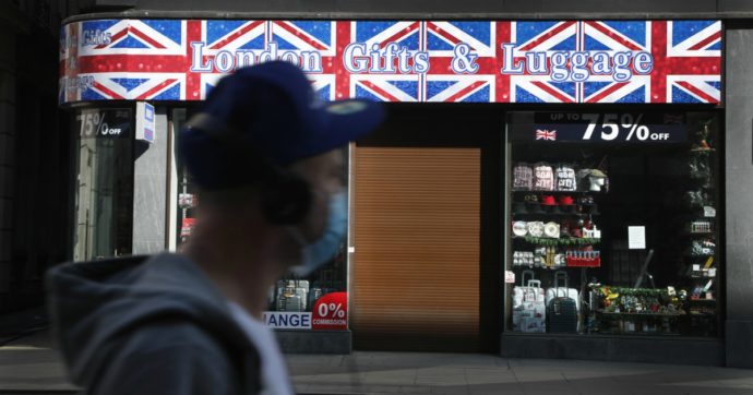 Il Regno Unito e il ‘liberi tutti’ di Johnson: per il 43% degli inglesi è troppo presto. Esultano albergatori e imprenditori