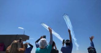 Coronavirus, l’omaggio dei Blue Angels e dei Thunderbirds a medici e infermieri ogni giorno in prima linea: le acrobazie sopra New York