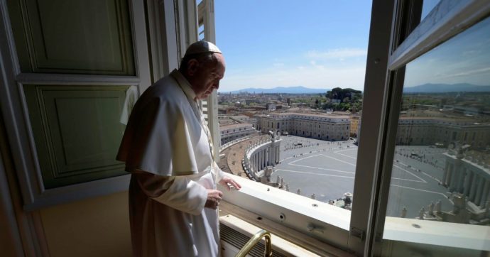 Messe, Francesco non protesta e sconfessa i vescovi (e Ruini)