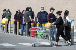 Copertina di “Dare i buoni spesa prima agli italiani è discriminatorio”. Il tribunale di Ferrara blocca l’ordinanza del leghista Alan Fabbri