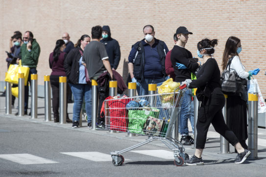 “Dare i buoni spesa prima agli italiani è discriminatorio”. Il tribunale di Ferrara blocca l’ordinanza del leghista Alan Fabbri