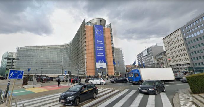 Coronavirus, Bruxelles peggiora le stime sul Pil: “Calo grave in Eurozona, per l’Italia fino al -11,2%”. Conte: “Non lasciarsi spaventare”