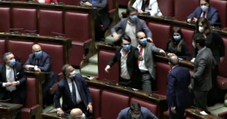 Copertina di Coronavirus, tensione tra deputati della Lega e del M5s durante il dibattito in Aula: Fico costretto a chiedere l’intervento degli assistenti