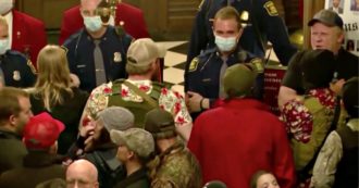 Coronavirus, protests in the United States against the closure: protesters enter the Michigan Parliament armed