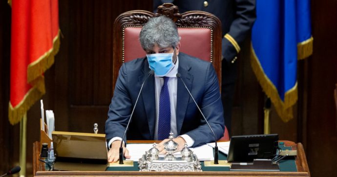 Dispetti, urla e spinte: le Camere come un asilo