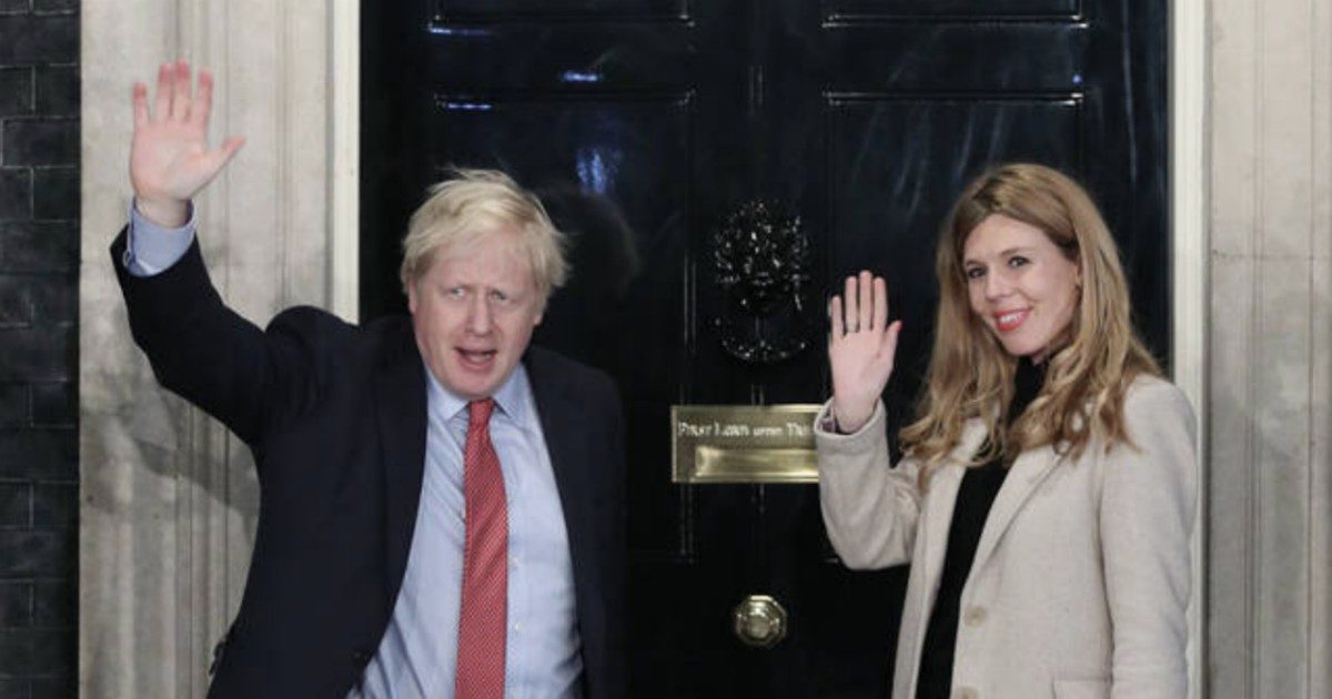 Boris Johnson e la compagna Carrie danno al figlio il nome dei medici che hanno salvato il premier