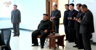 Copertina di Kim Jong-un riappare in pubblico dopo giorni di mistero: il video diffuso dalla tv nordcoreana