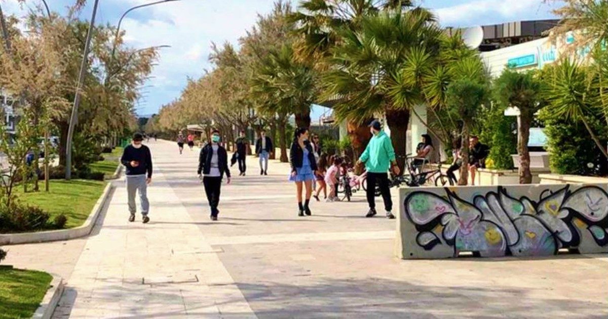 Coronavirus, la Campania autorizza le passeggiate, la Sardegna riapre le chiese alle funzioni. Tutti i provvedimenti e i distinguo delle Regioni