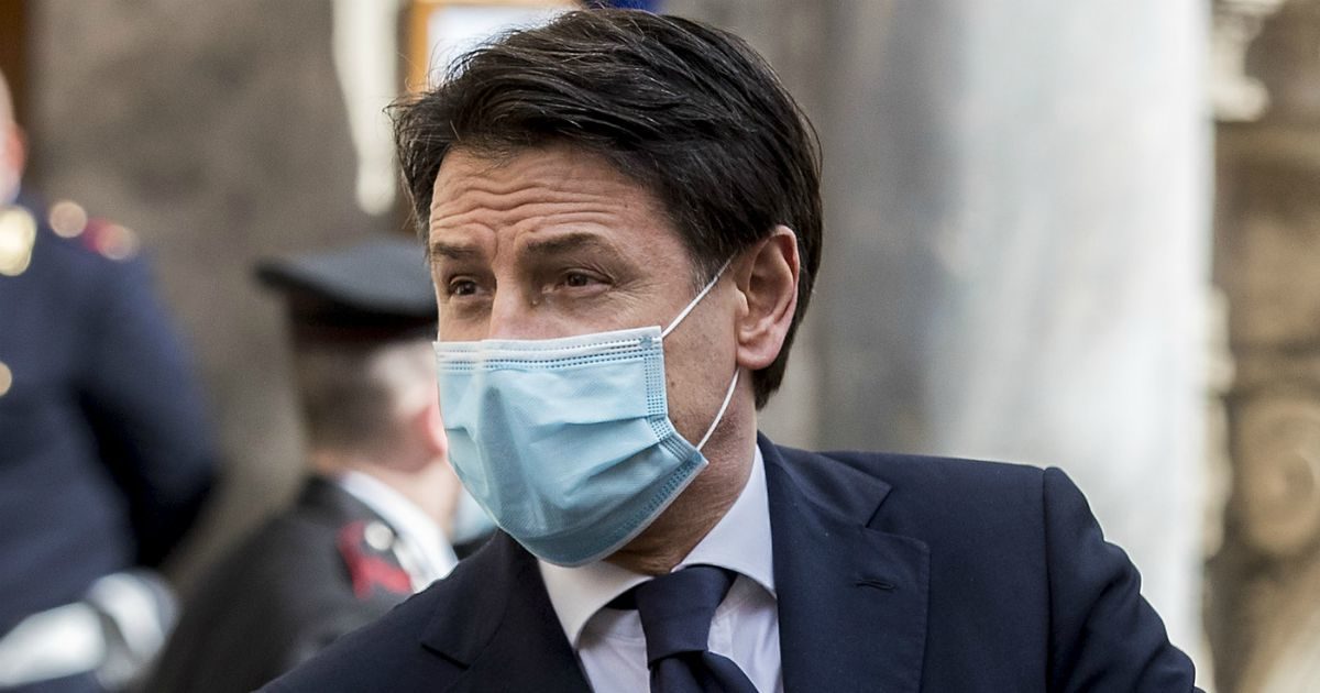 Conte: ‘Al nostro sistema non servono uomini investiti di pieni poteri. Larghe intese per altro governo? Chiacchiericcio, maggioranza è solida’