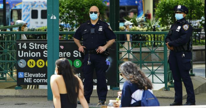 Coronavirus, nove quartieri di New York di nuovo in lockdown da mercoledì. De Blasio: “È un giorno difficile”