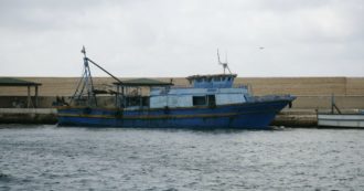 Copertina di Migranti, Finanza e guardacoste fermano presunta nave madre che trasportava tunisini: fermati 23 pescatori