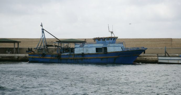 Migranti, Finanza e guardacoste fermano presunta nave madre che trasportava tunisini: fermati 23 pescatori