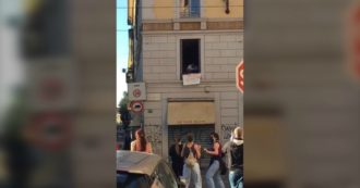Coronavirus, a Milano un gruppo di ragazzi improvvisa una festa (con mascherine) per la Fase 2: balli e musica in strada. Polemiche in rete