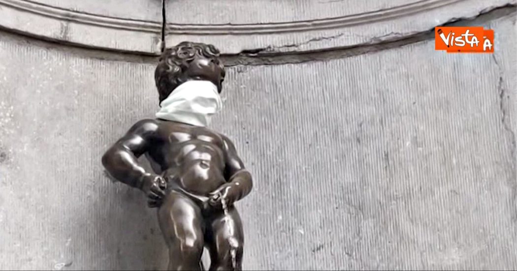 Coronavirus, a Bruxelles anche le statue indossano le mascherine. Coperto il volto del Manneken Pis, simbolo della città