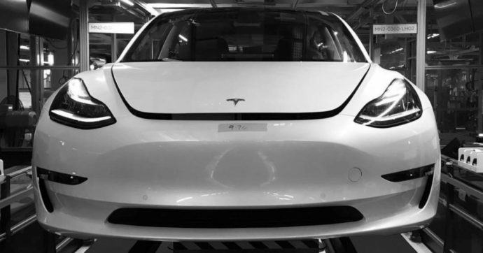 Copertina di Tesla va contro mano: utili su, Model 3 da record