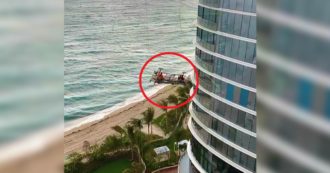Gli operai sospesi nel vuoto vengono sorpresi dalla tempesta: il “volo” dal grattacielo è spaventoso
