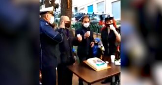Copertina di Catanzaro, il sindaco festeggia in strada l’inizio della fase 2 con torta e spumante: polemiche per l’iniziativa