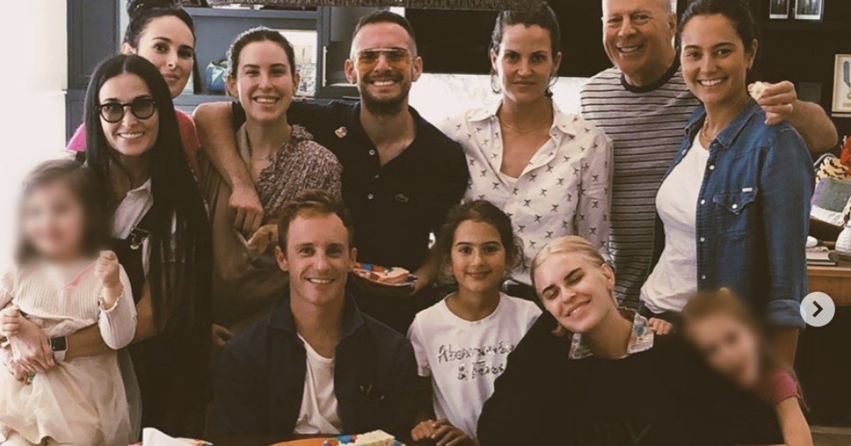 Bruce Willis e la sua quarantena con l’attuale moglie, l’ex Demi Moore e le 5 figlie