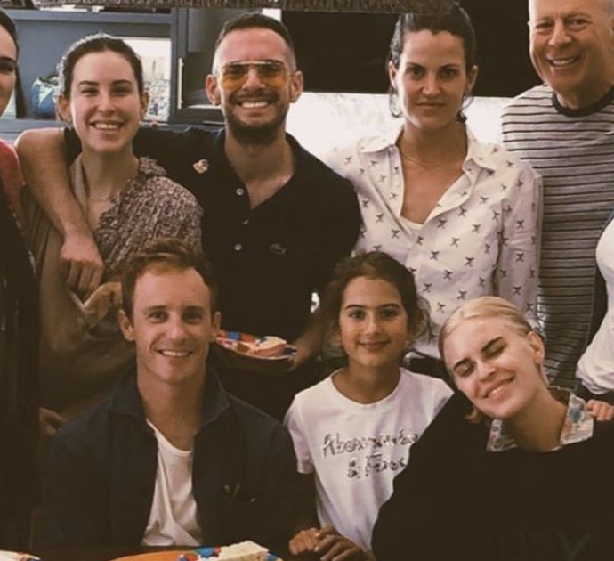 Bruce Willis e la sua quarantena con l’attuale moglie, l’ex Demi Moore e le 5 figlie