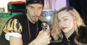 Copertina di Madonna, dopo aver dichiarato di esser stata “contagiata dal coronavirus” la popstar va a una festa: baci e abbracci senza mascherina, scoppia la polemica