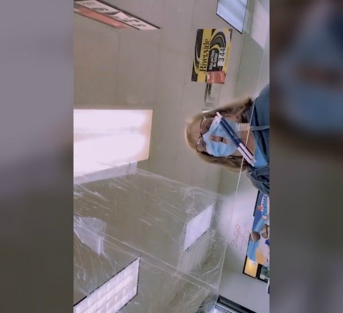 Coronavirus, in Usa donna dal benzinaio con la mascherina bucata: ecco cosa dice al commesso. Il video fa il giro del mondo