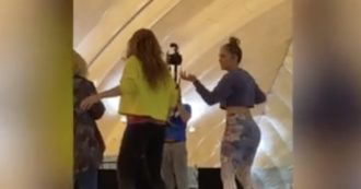 Copertina di Jennifer Lopez insegna a Shakira come “twerkare”: il video inedito del dietro le quinte del Super Bowl