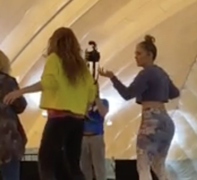 Jennifer Lopez insegna a Shakira come “twerkare”: il video inedito del dietro le quinte del Super Bowl