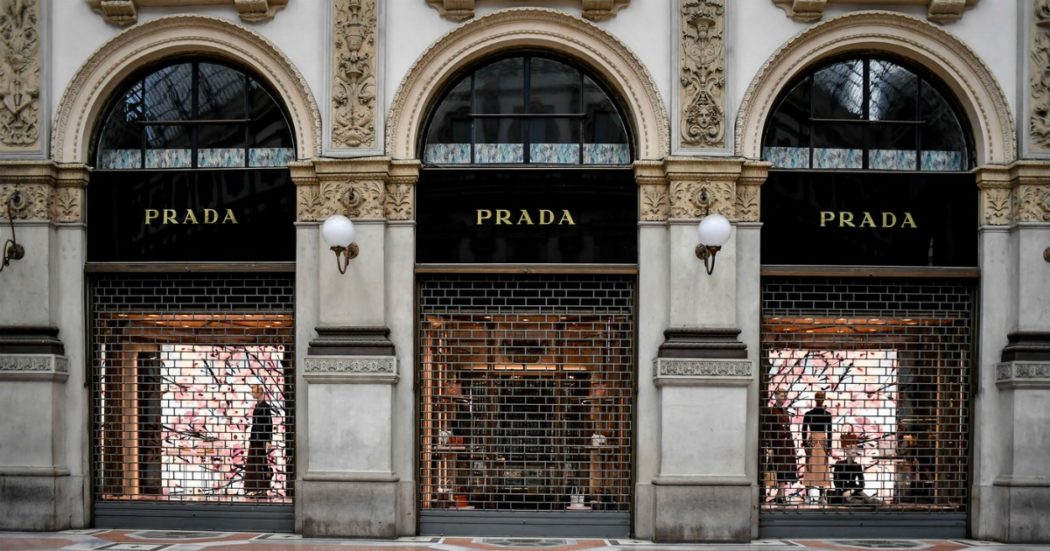 “Prada vicina a un accordo con Capri holding per l’acquisizione di Versace per 1,5 miliardi”