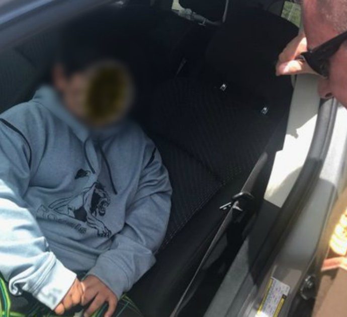 Bambino di 5 anni fermato dalla polizia mentre guida un suv da solo: “Sto andando a comprarmi una Lamborghini”