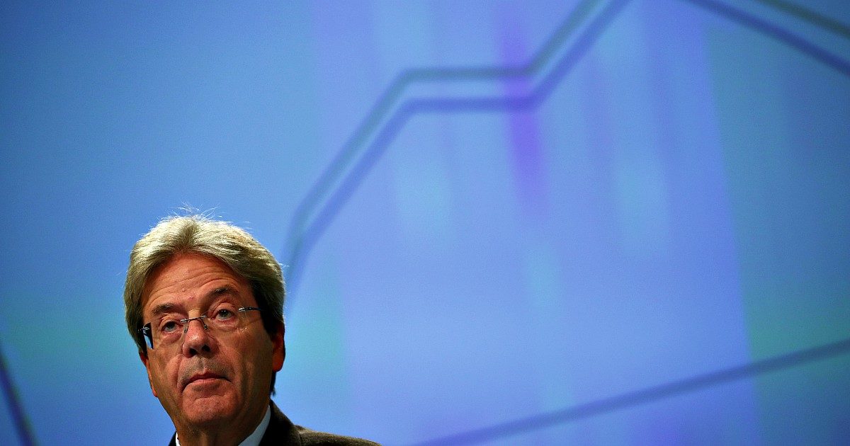 Coronavirus, “l’Europa vive la peggiore recessione della sua storia: Pil giù del 7,4% nel 2020. In Italia previsto crollo del 9,5% e debito al 159%”. Gentiloni: “Dati disomogenei: Berlino recupererà entro 2021, Roma no”